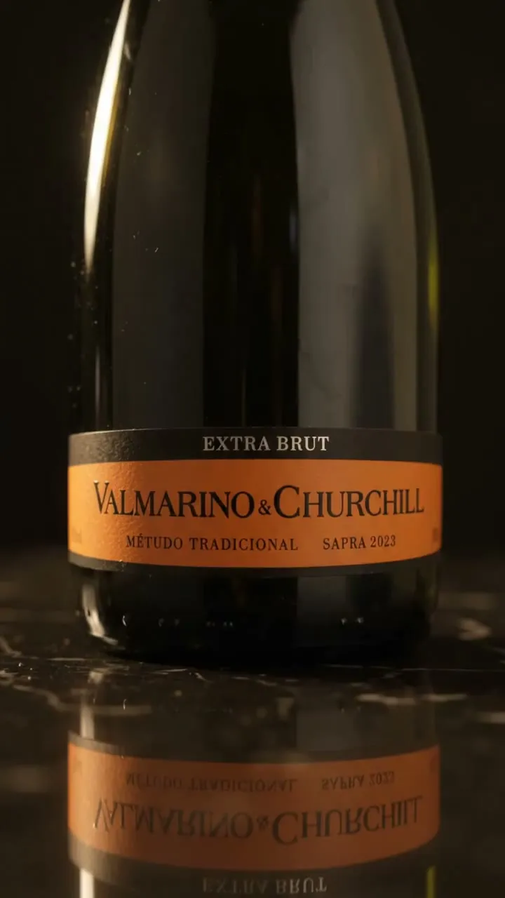 Garrafa do Extra Brut 2023 em detalhe